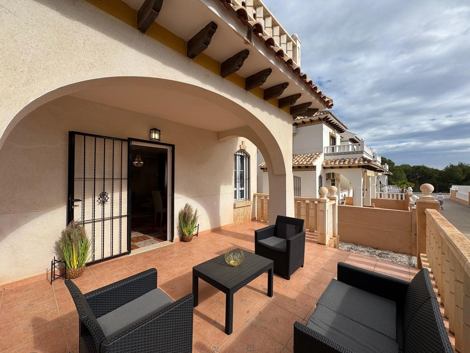Vollständig renoviertes Reihenhaus mit Parkplatz + Abstellraum zu verkaufen in Lomas De Cabo Roig, Orihuela Costa.