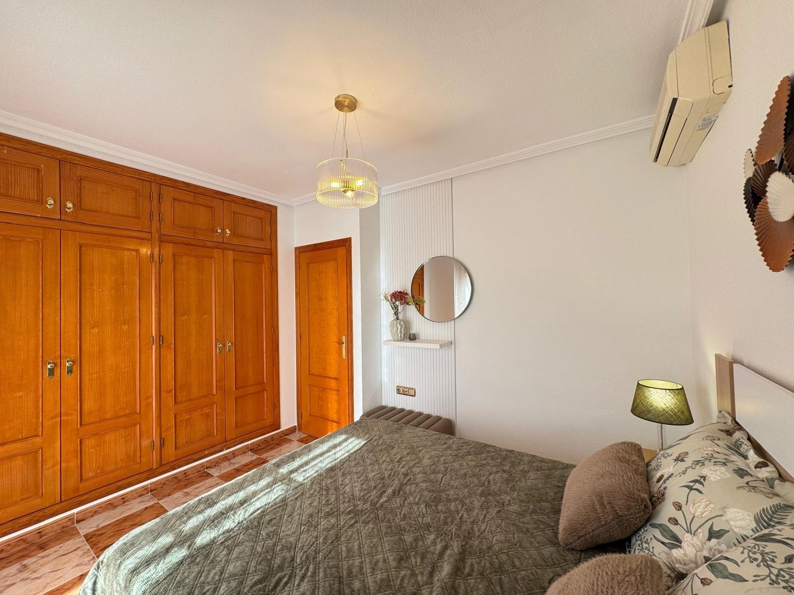 Vollständig renoviertes Reihenhaus mit Parkplatz + Abstellraum zu verkaufen in Lomas De Cabo Roig, Orihuela Costa.