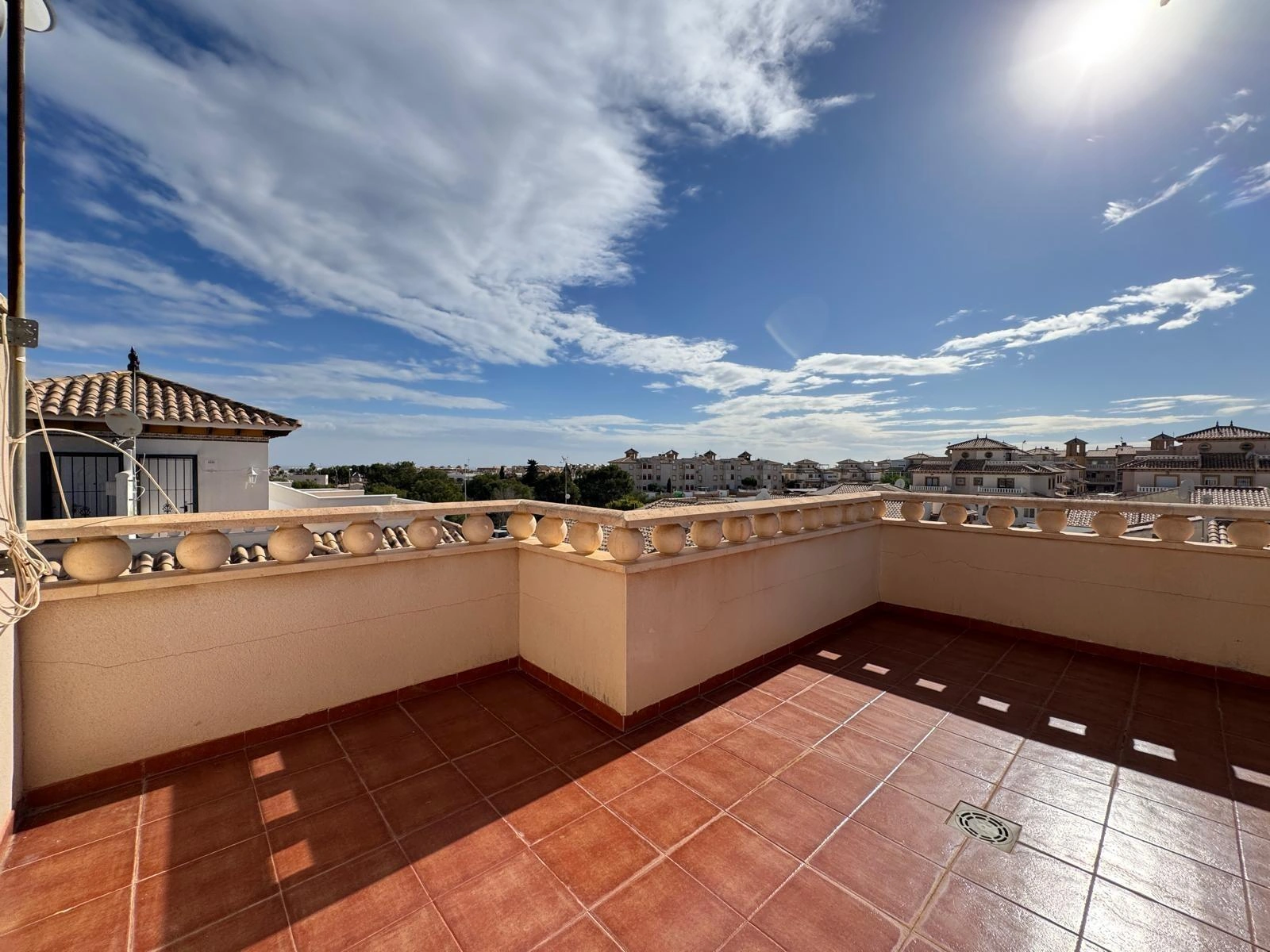 Vollständig renoviertes Reihenhaus mit Parkplatz + Abstellraum zu verkaufen in Lomas De Cabo Roig, Orihuela Costa.