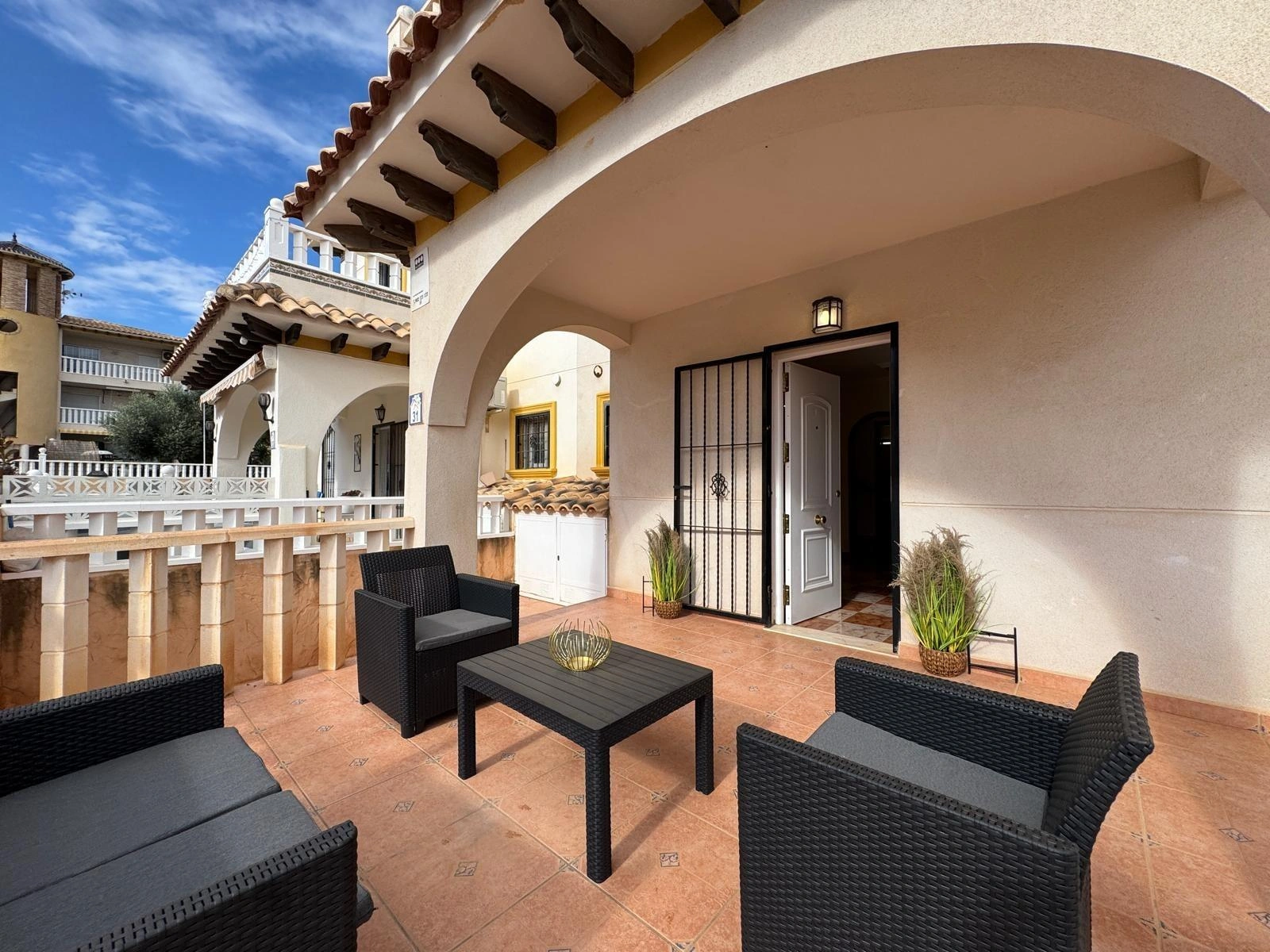 Vollständig renoviertes Reihenhaus mit Parkplatz + Abstellraum zu verkaufen in Lomas De Cabo Roig, Orihuela Costa.