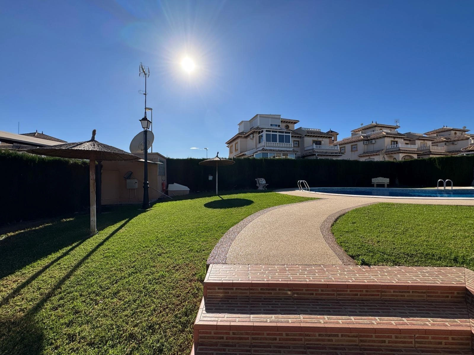 Vollständig renoviertes Reihenhaus mit Parkplatz + Abstellraum zu verkaufen in Lomas De Cabo Roig, Orihuela Costa.