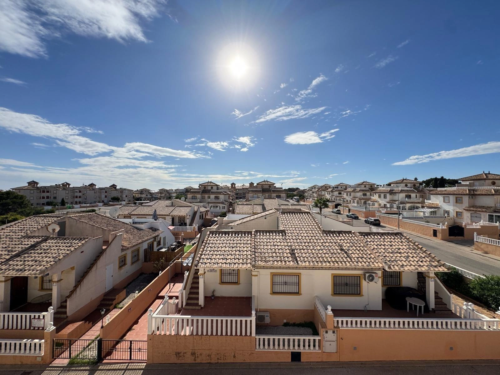 Vollständig renoviertes Reihenhaus mit Parkplatz + Abstellraum zu verkaufen in Lomas De Cabo Roig, Orihuela Costa.