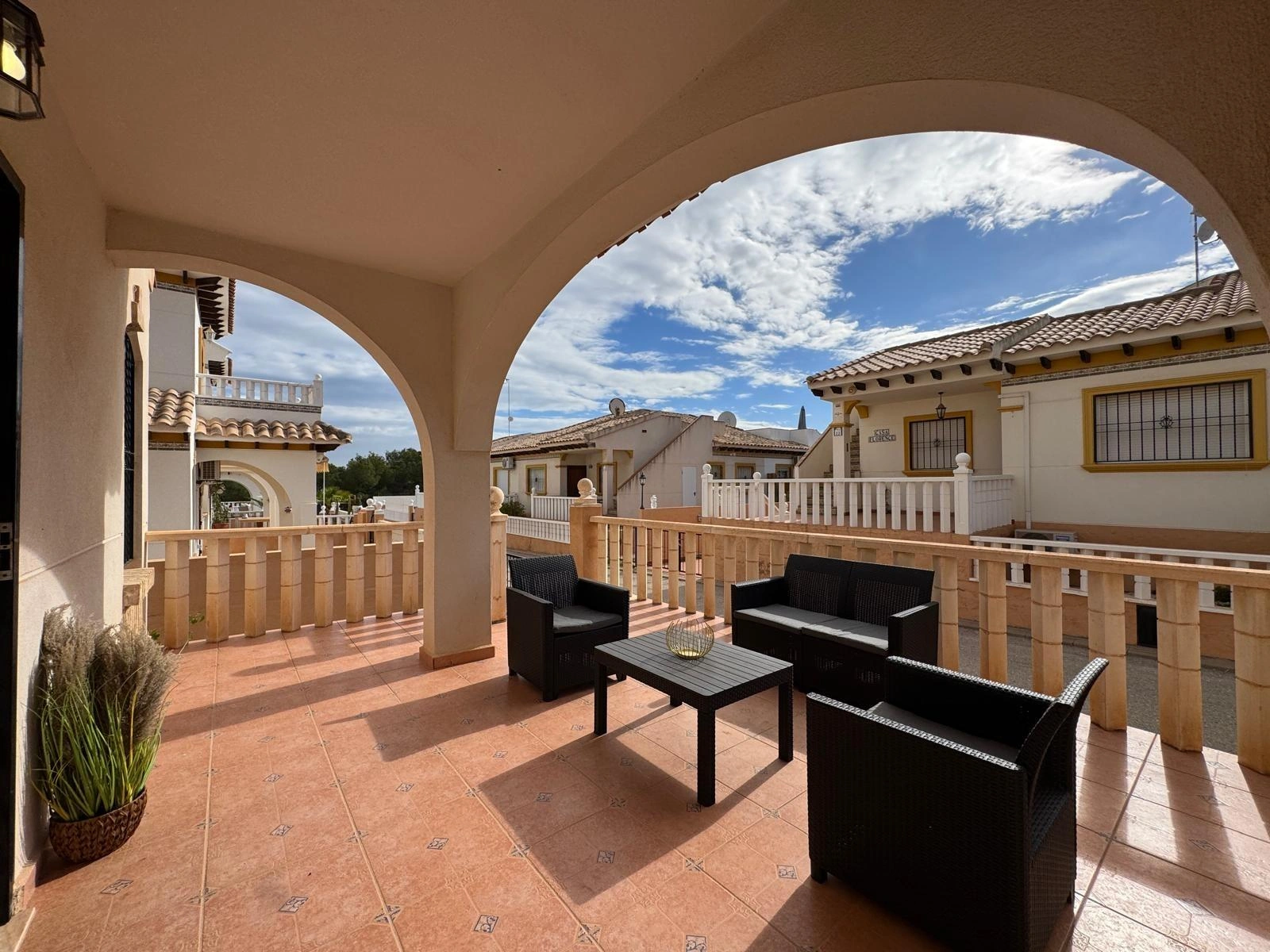 Vollständig renoviertes Reihenhaus mit Parkplatz + Abstellraum zu verkaufen in Lomas De Cabo Roig, Orihuela Costa.