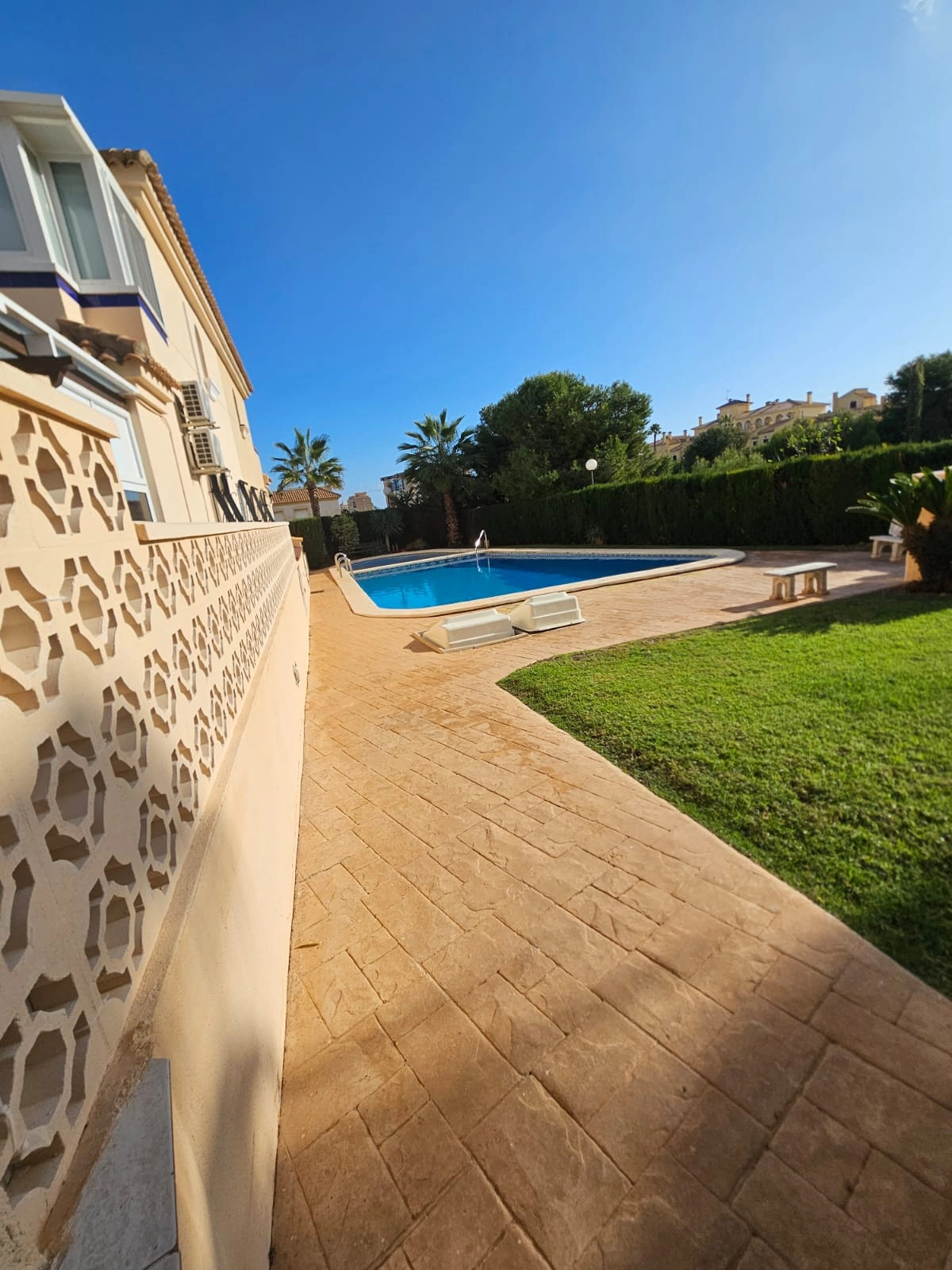Chalet en venta en La Zenia, Orihuela: 3 habitaciones y piscina comunitaria