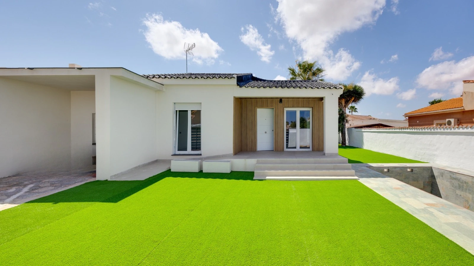 Magnifico Chalet reformado de 4 habitaciones con piscina en venta en la siesta, Torrevieja