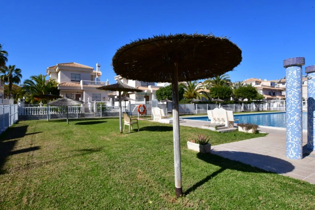 Bungalow en venta de 2 dormitorios en Punta Prima, Orihuela