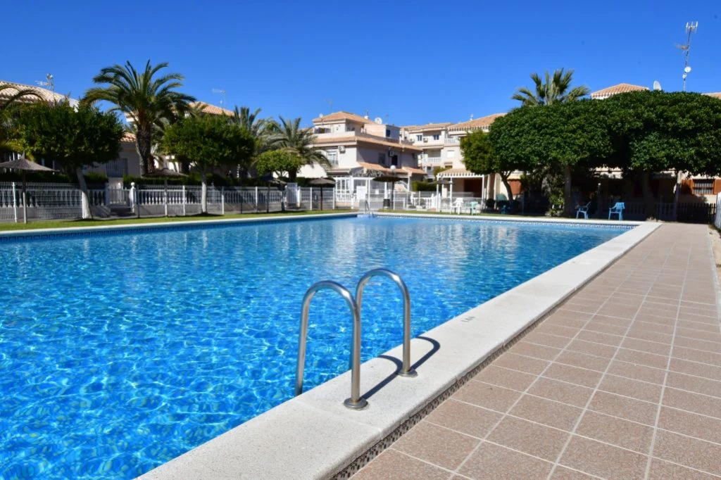 Bungalow en venta de 2 dormitorios en Punta Prima, Orihuela