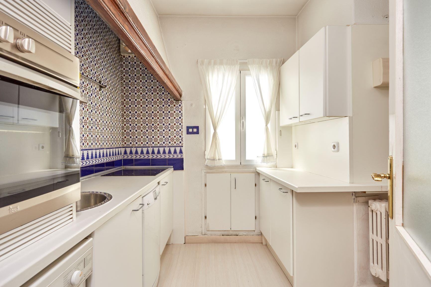 Piso muy luminoso, exterior, con vistas a El Viso, con 2 habitaciones, 1 baño y portero físico.