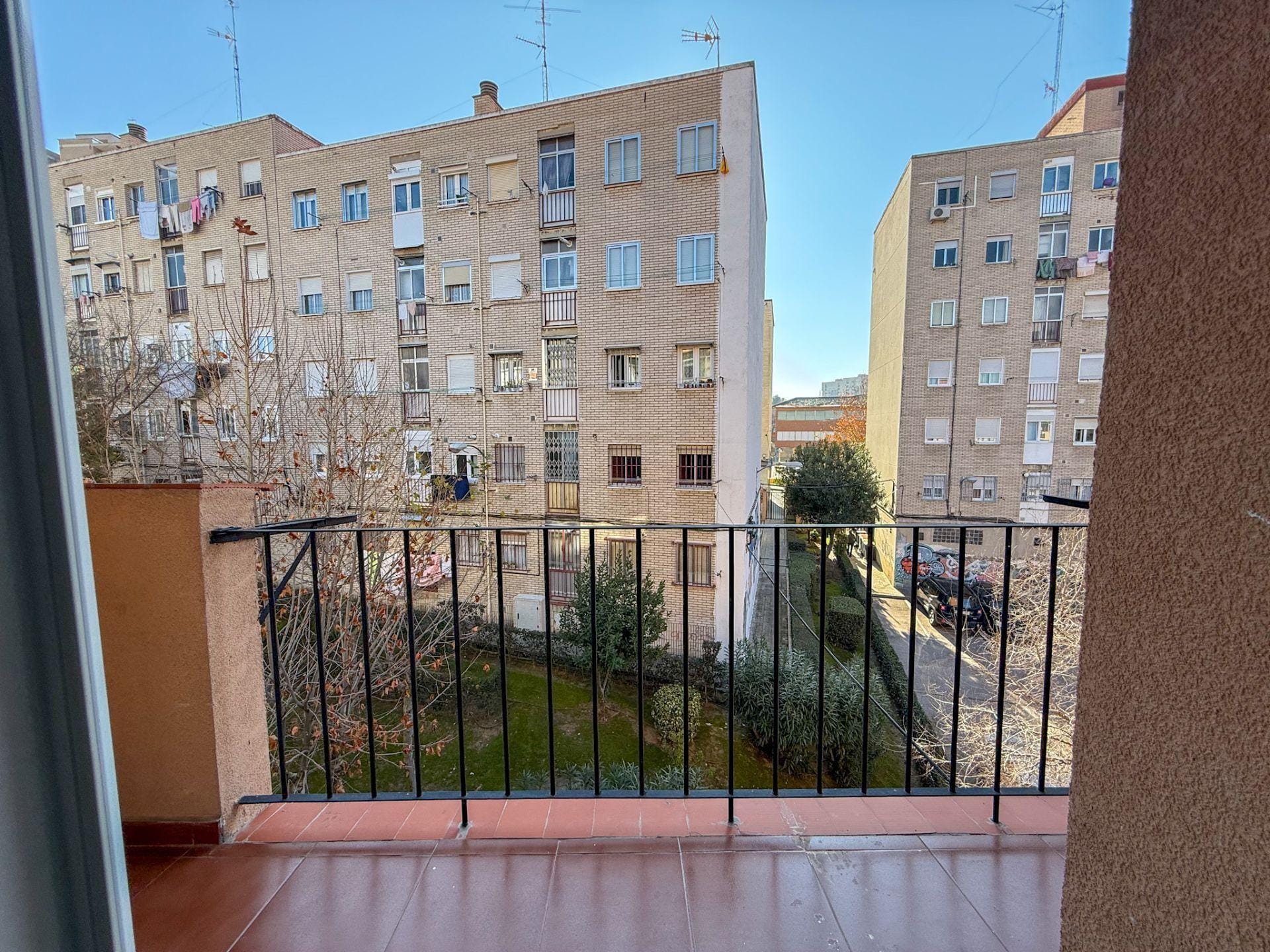 Tu “home office” con terraza: amueblado, muy luminoso y listo para entrar