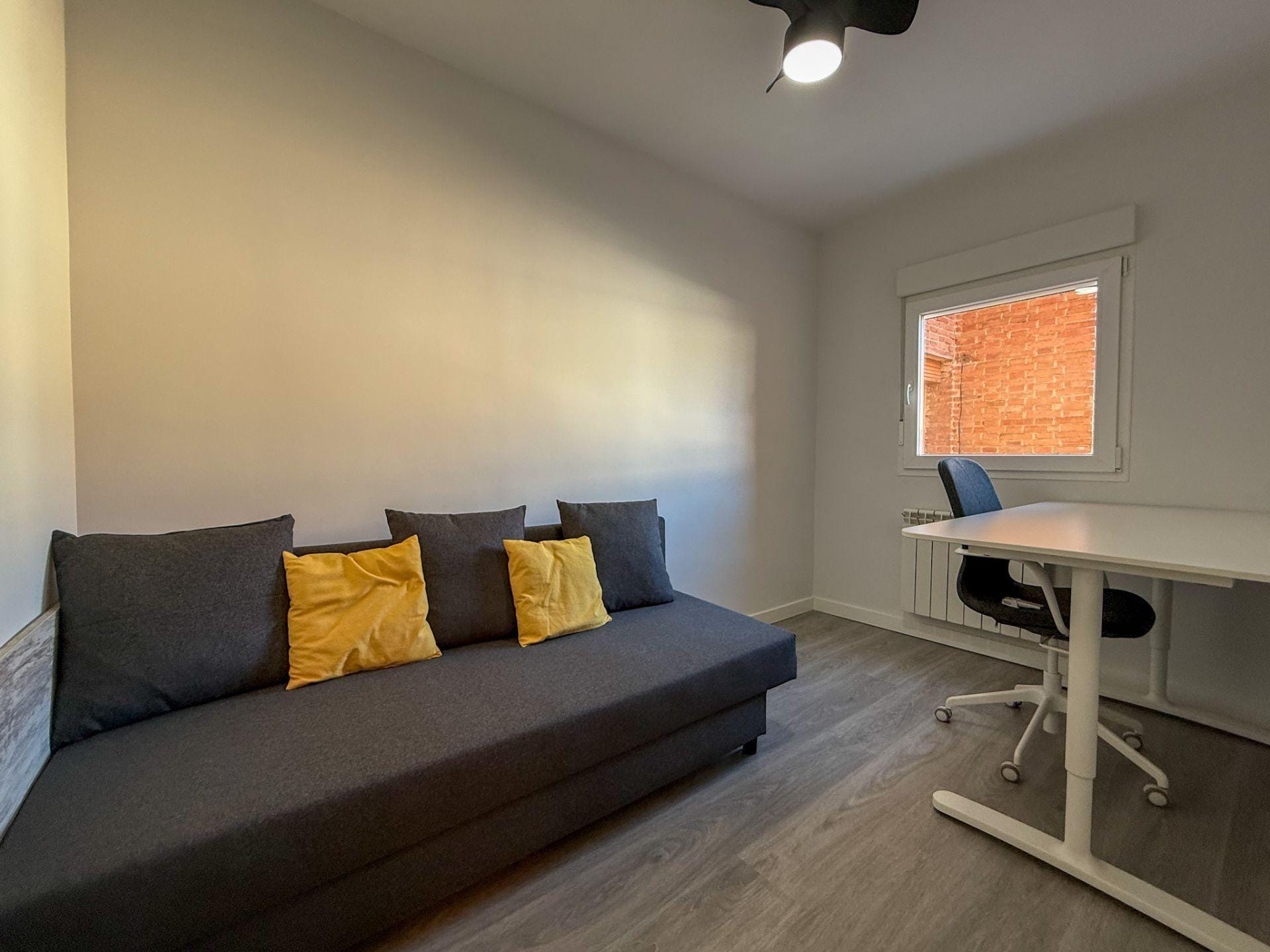 Tu “home office” con terraza: amueblado, muy luminoso y listo para entrar