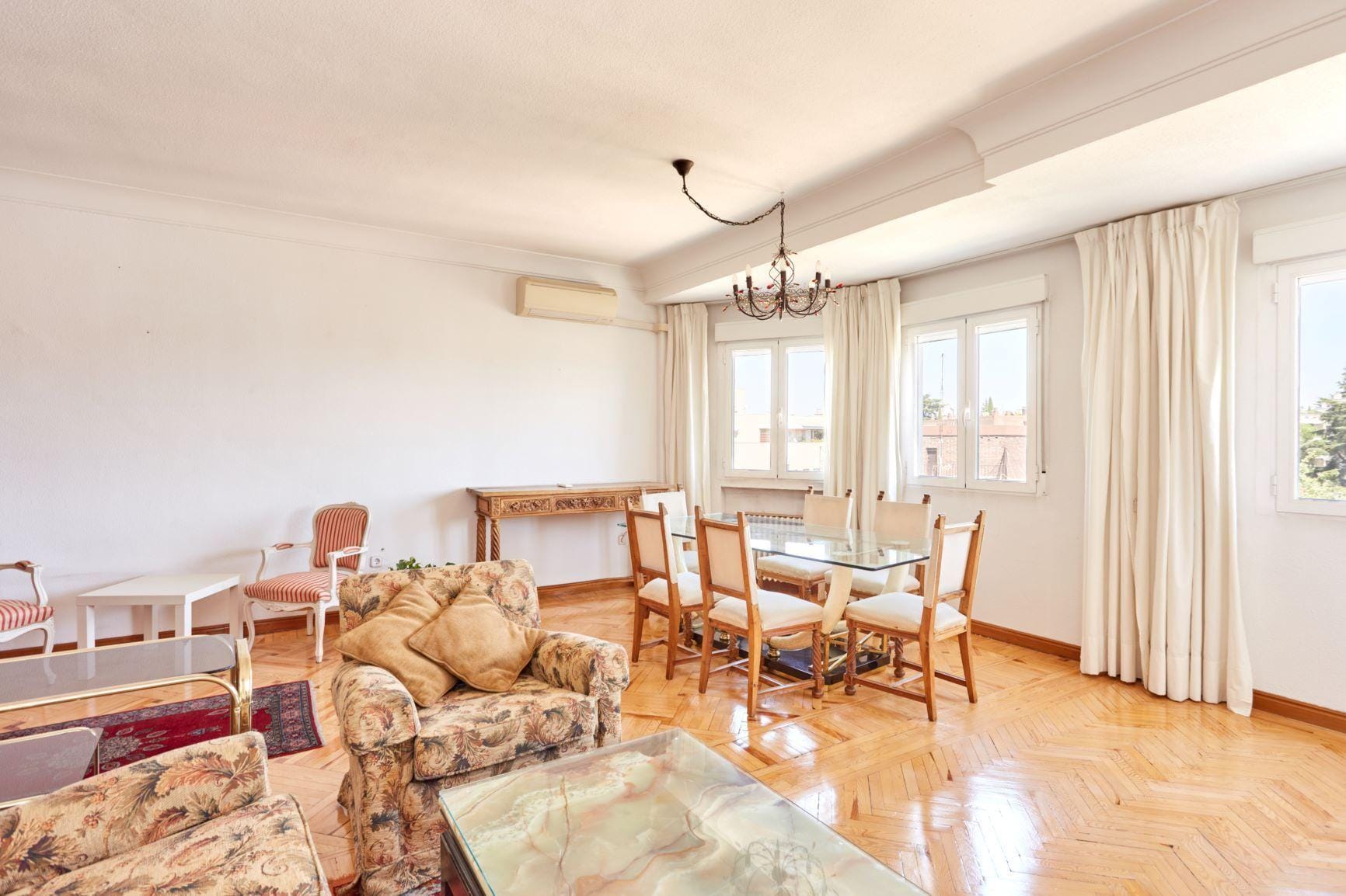 Piso muy luminoso, exterior, con vistas a El Viso, con 2 habitaciones, 1 baño y portero físico.