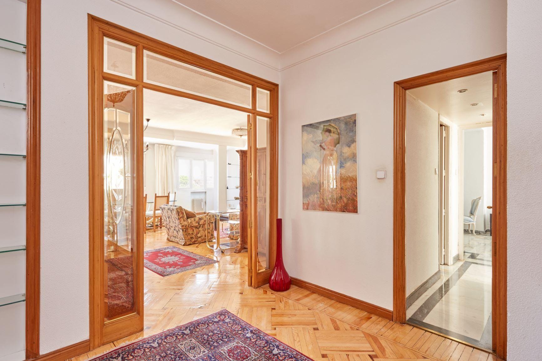 Piso muy luminoso, exterior, con vistas a El Viso, con 2 habitaciones, 1 baño y portero físico.