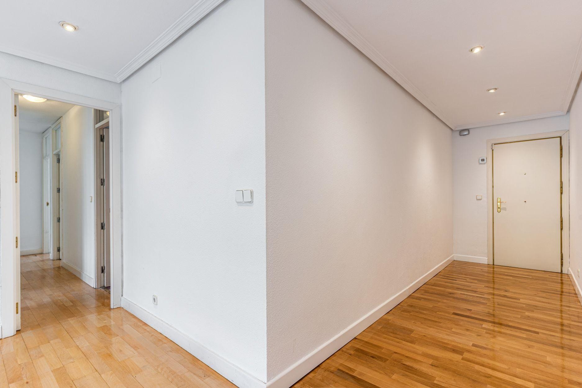 Piso muy luminoso, reformado, exterior, con 4 hab y 2 baños en Av. Bruselas