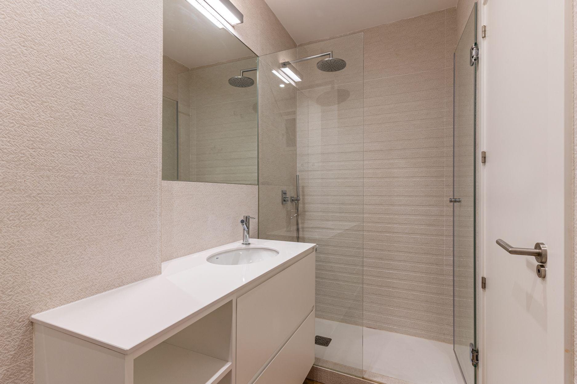 Piso amueblado de 2 dormitorios y 2 baños en Moncloa-Argüelles