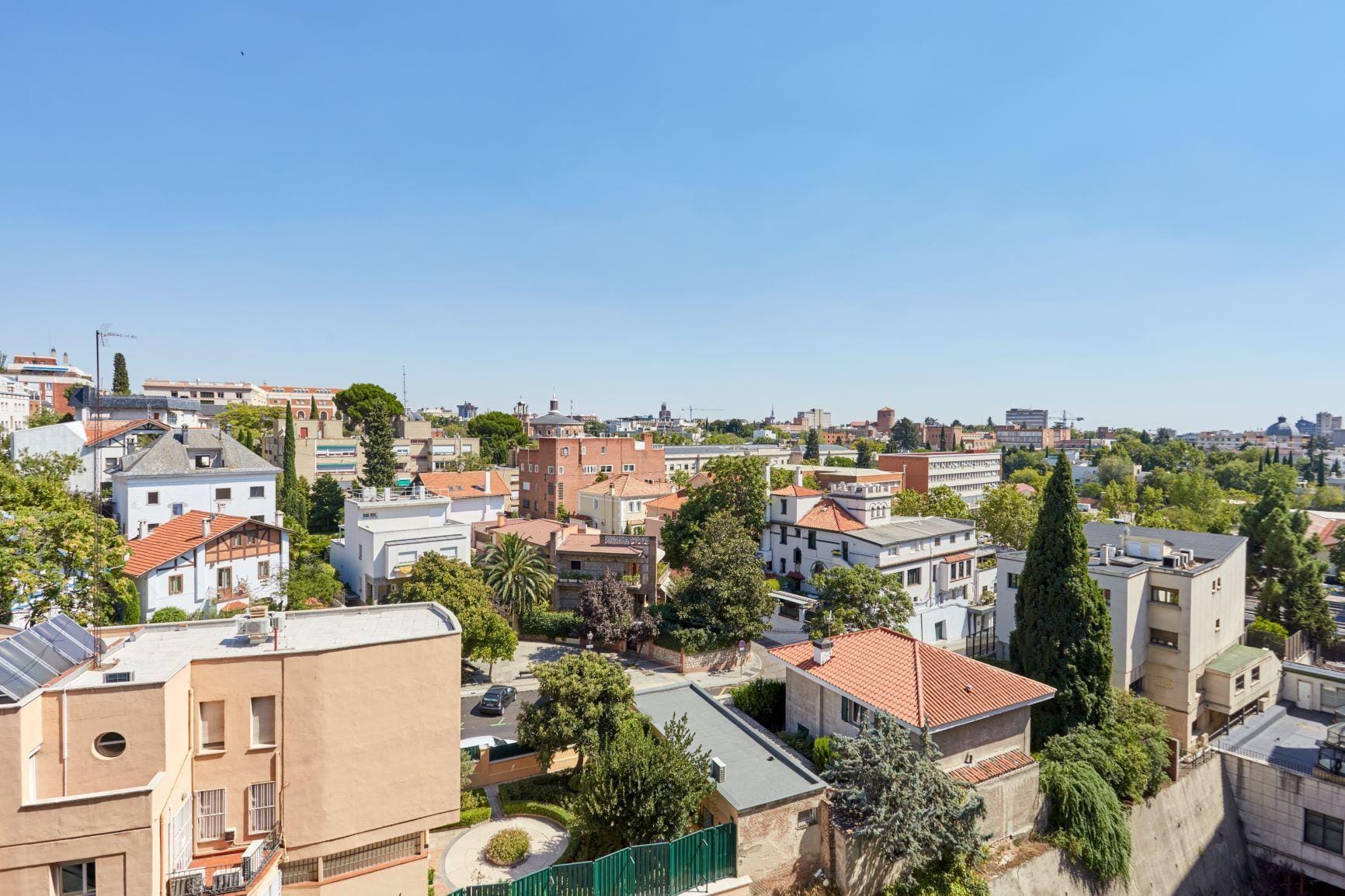Piso muy luminoso, exterior, con vistas a El Viso, con 2 habitaciones, 1 baño y portero físico.