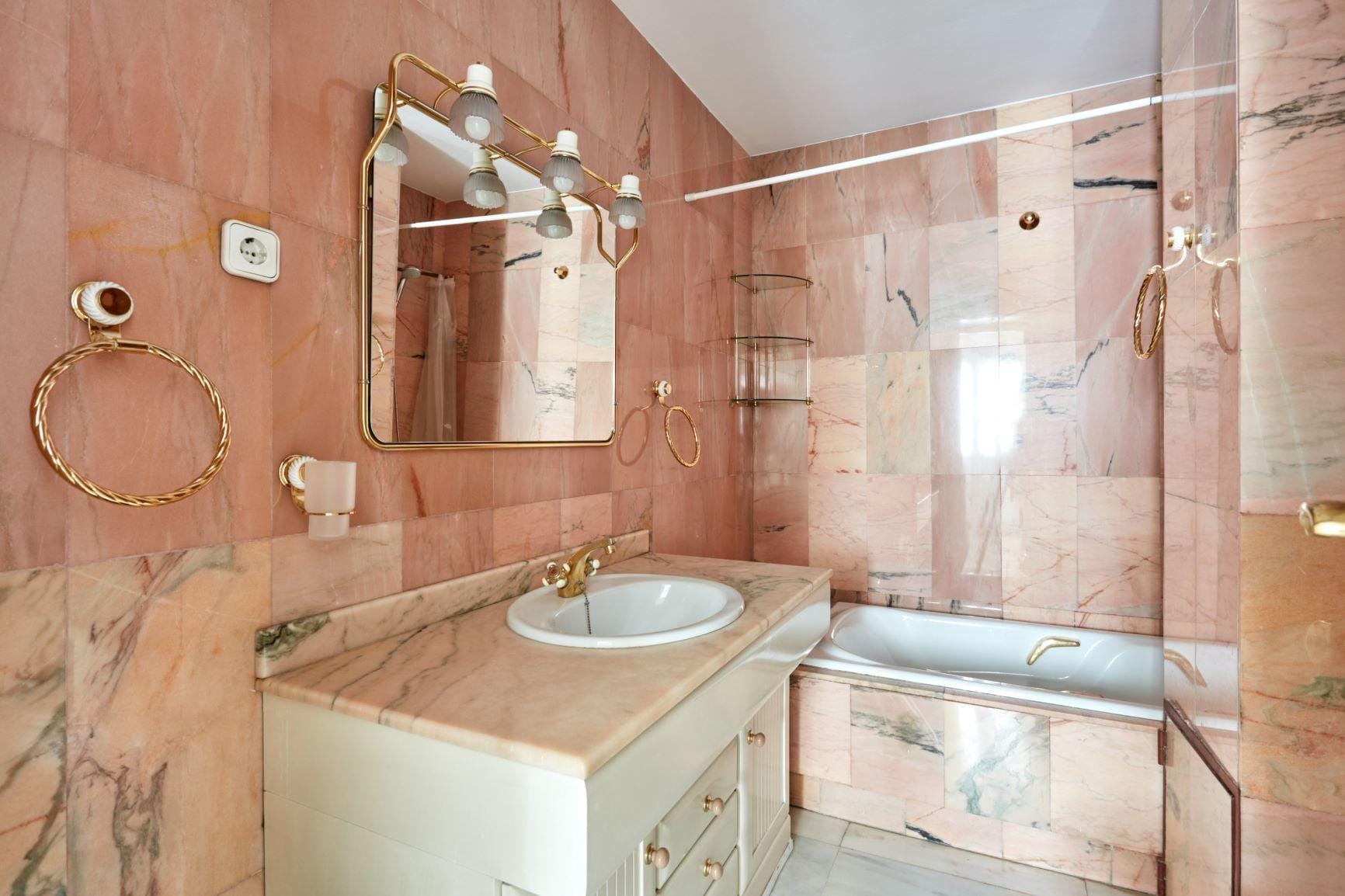 Piso muy luminoso, exterior, con vistas a El Viso, con 2 habitaciones, 1 baño y portero físico.