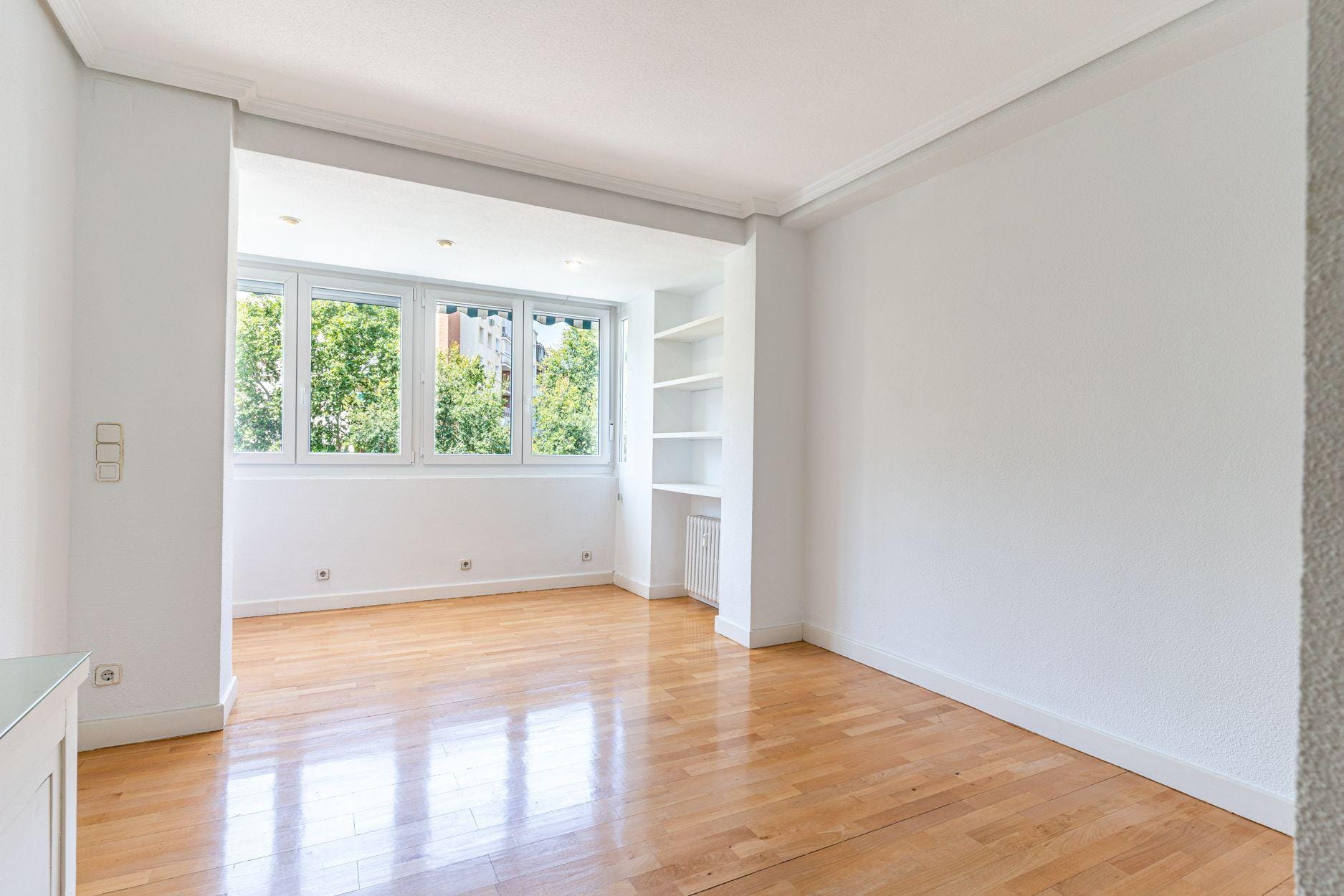 Piso muy luminoso, reformado, exterior, con 4 hab y 2 baños en Av. Bruselas