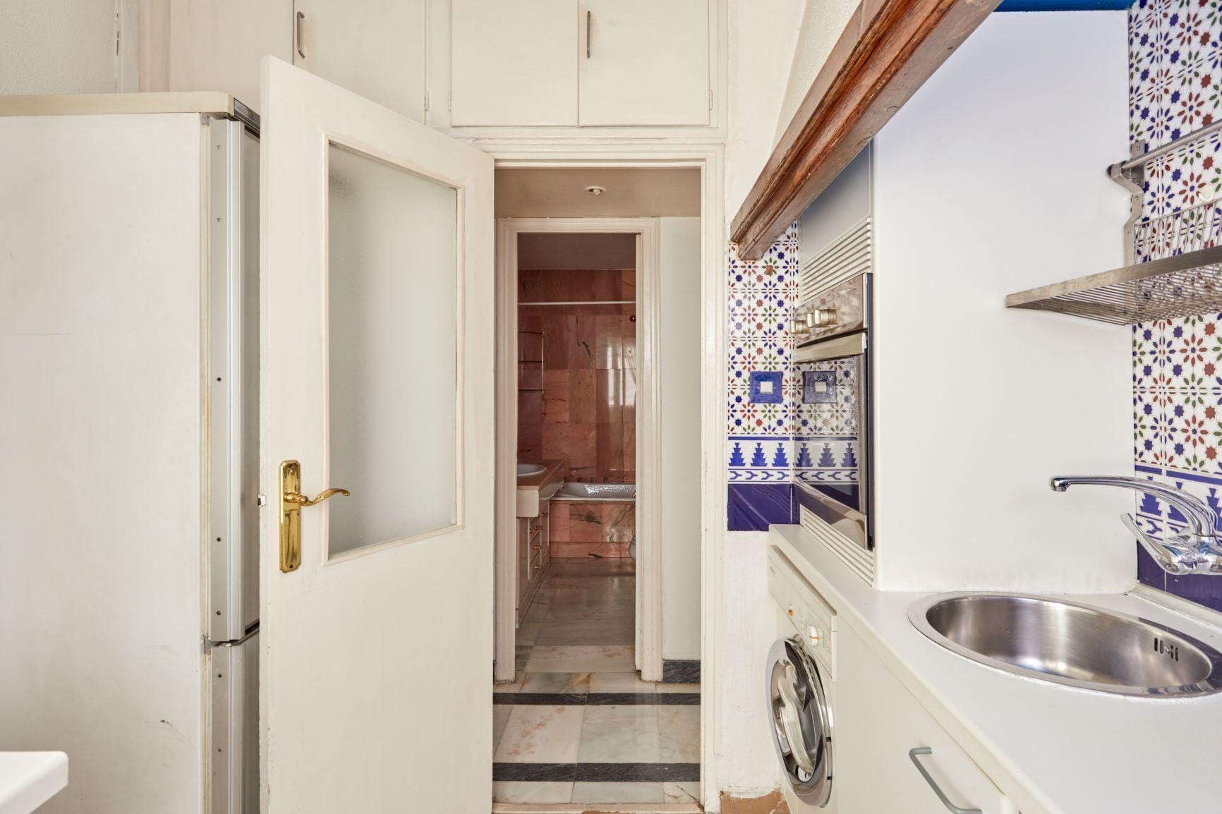 Piso muy luminoso, exterior, con vistas a El Viso, con 2 habitaciones, 1 baño y portero físico.