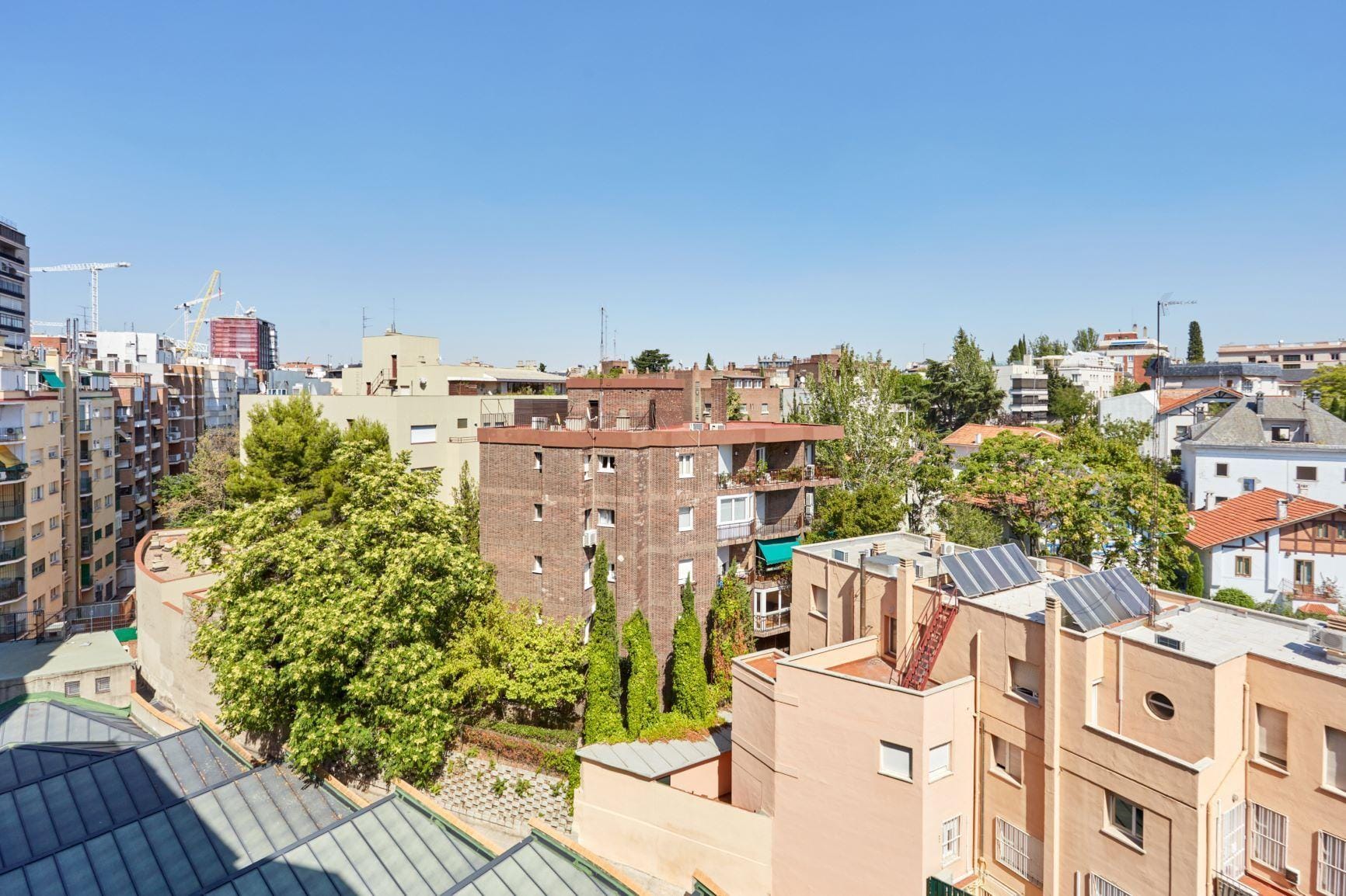Piso muy luminoso, exterior, con vistas a El Viso, con 2 habitaciones, 1 baño y portero físico.