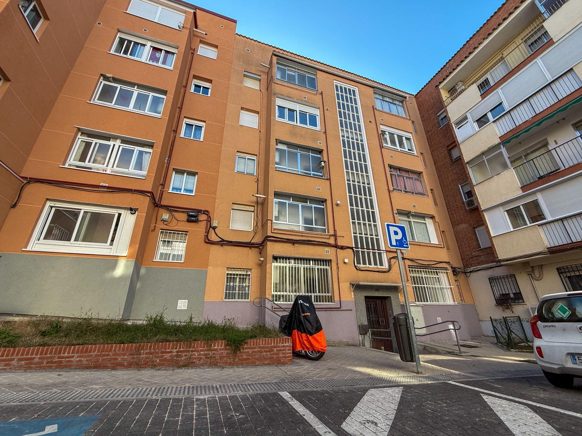 Tu “home office” con terraza: amueblado, muy luminoso y listo para entrar