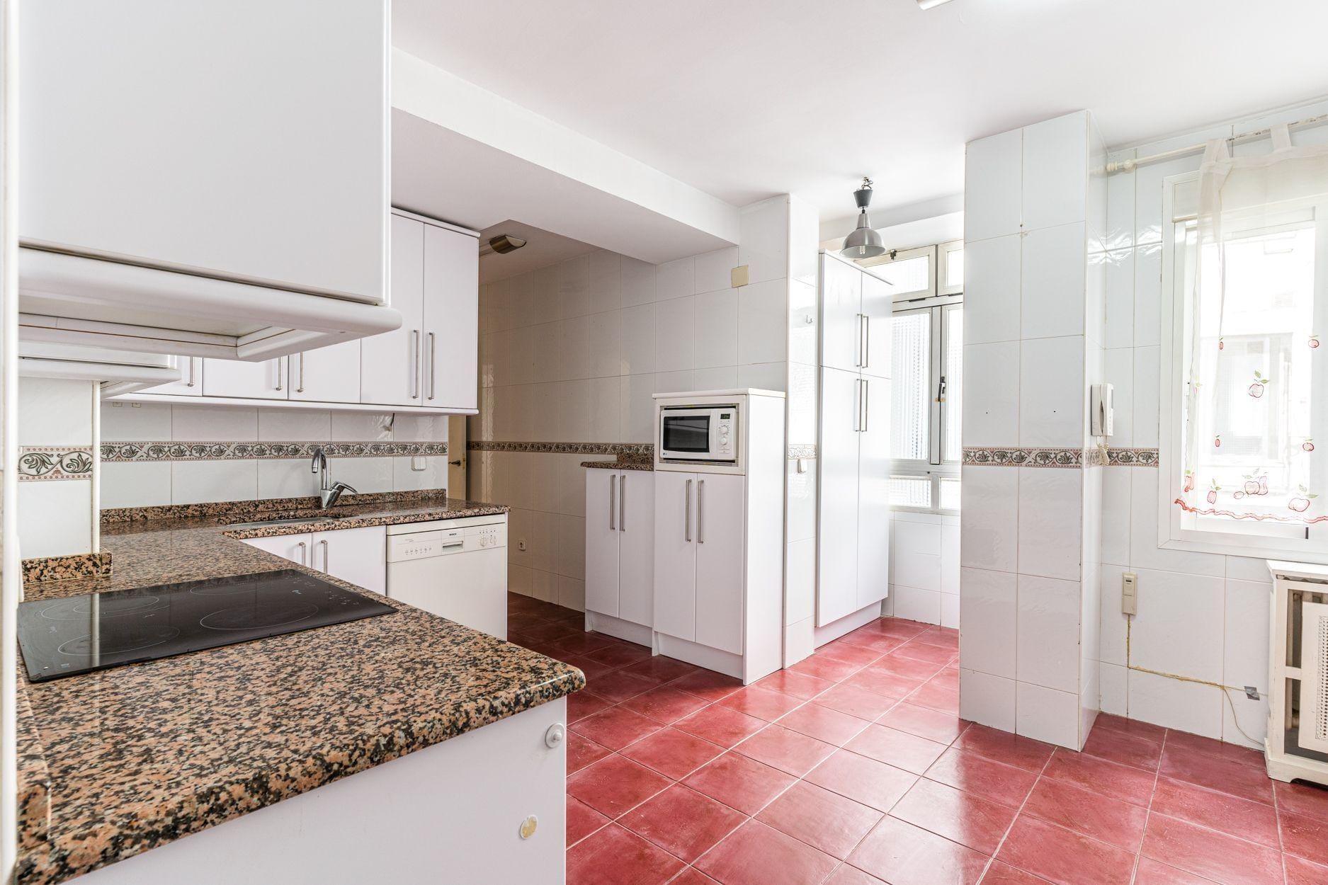 Piso muy luminoso, reformado, exterior, con 4 hab y 2 baños en Av. Bruselas