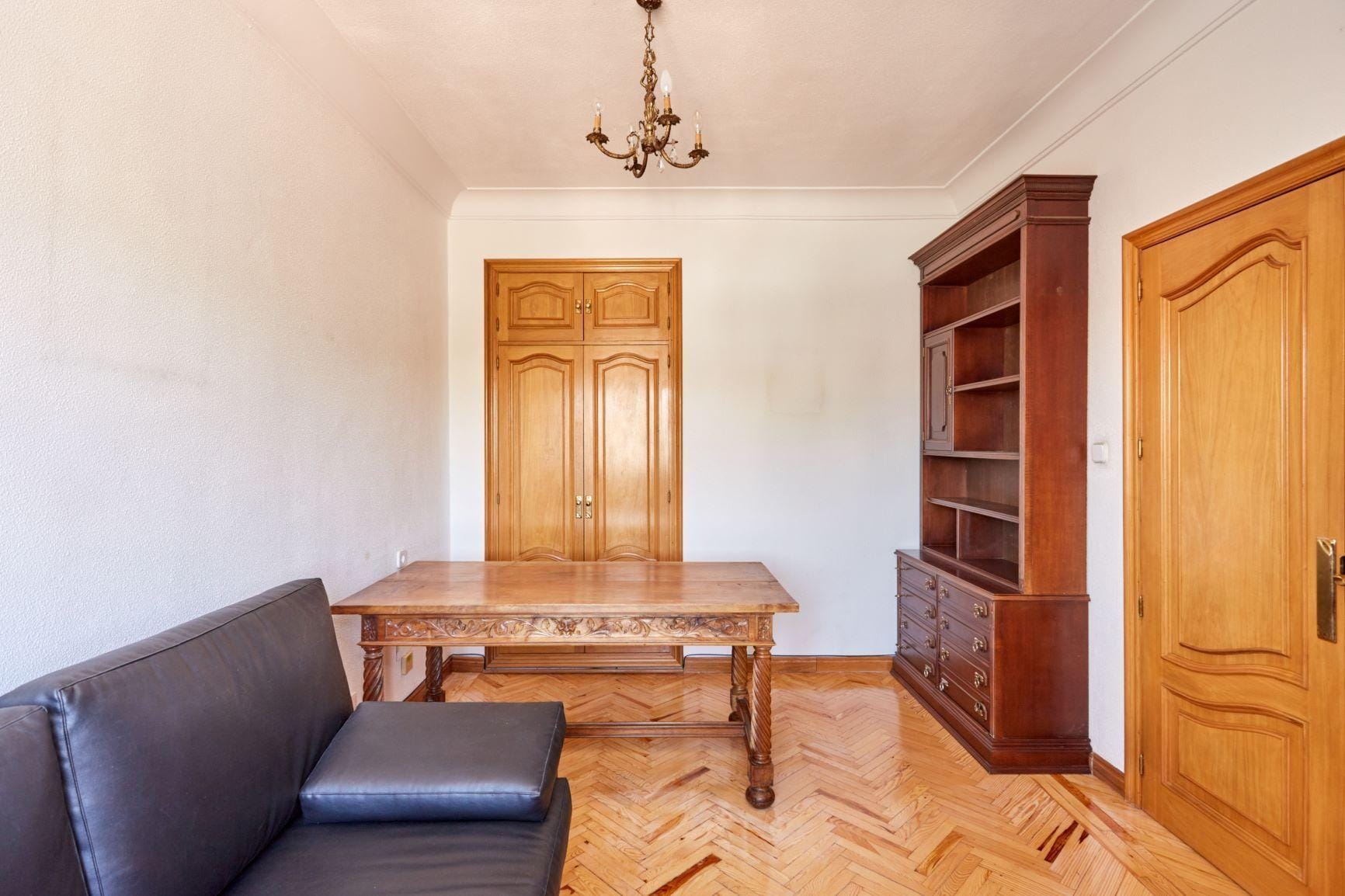 Piso muy luminoso, exterior, con vistas a El Viso, con 2 habitaciones, 1 baño y portero físico.