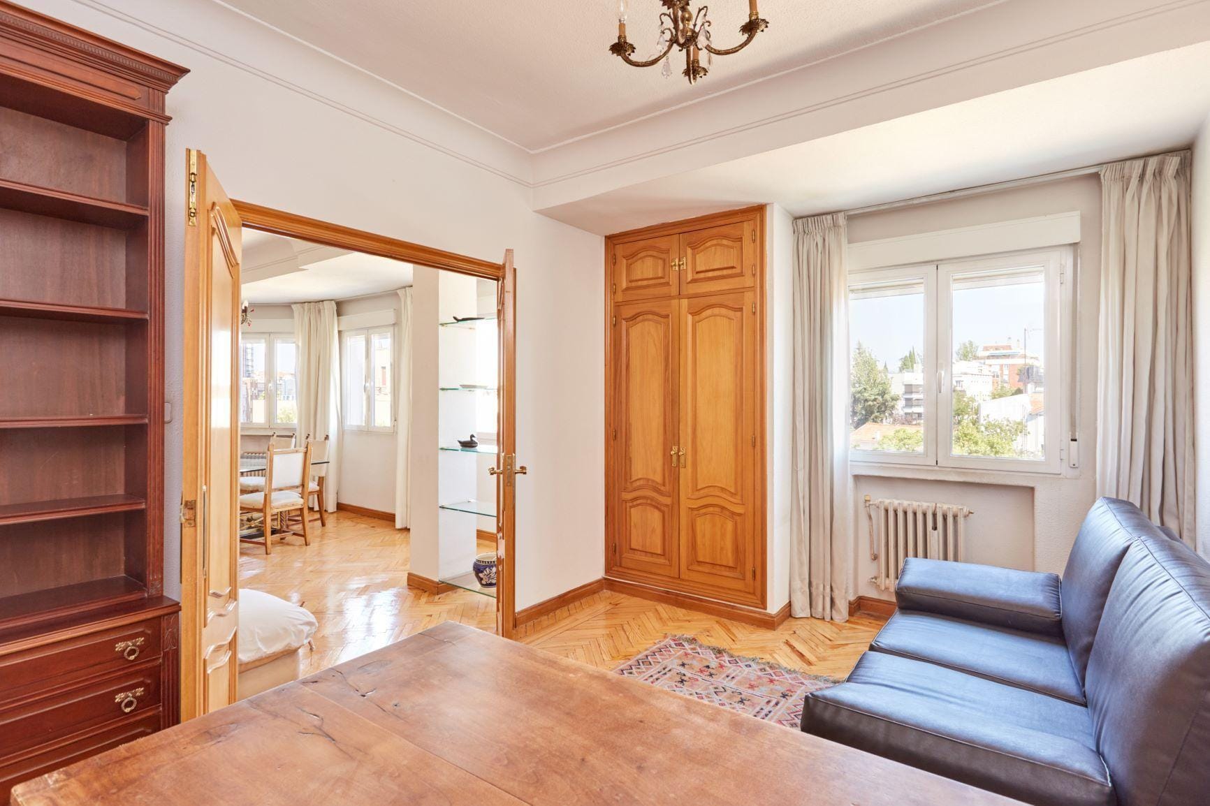 Piso muy luminoso, exterior, con vistas a El Viso, con 2 habitaciones, 1 baño y portero físico.