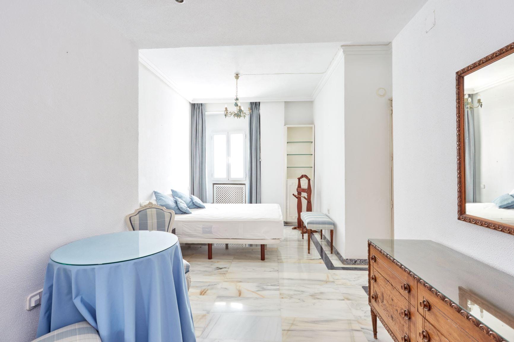 Piso muy luminoso, exterior, con vistas a El Viso, con 2 habitaciones, 1 baño y portero físico.