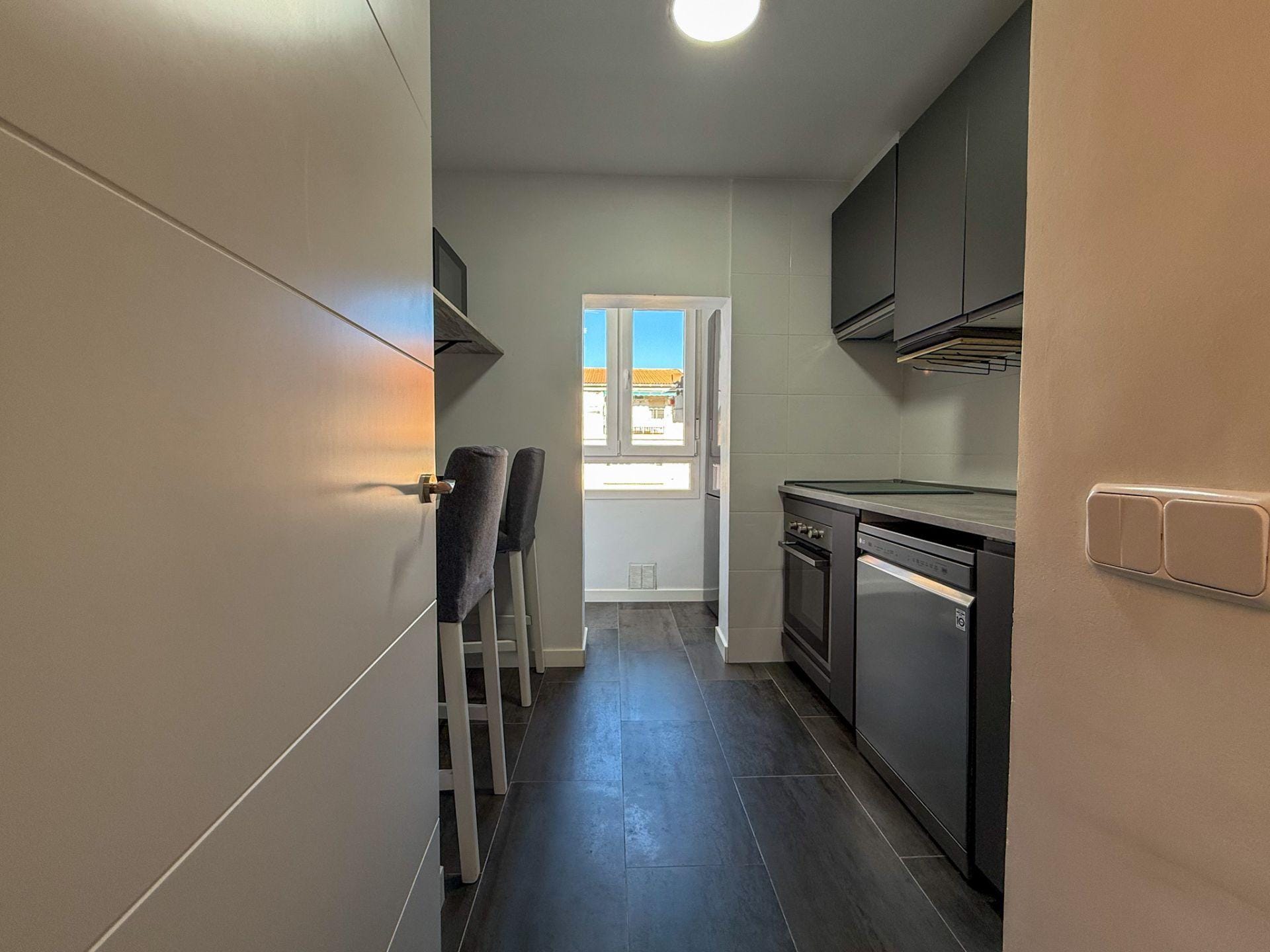Tu “home office” con terraza: amueblado, muy luminoso y listo para entrar