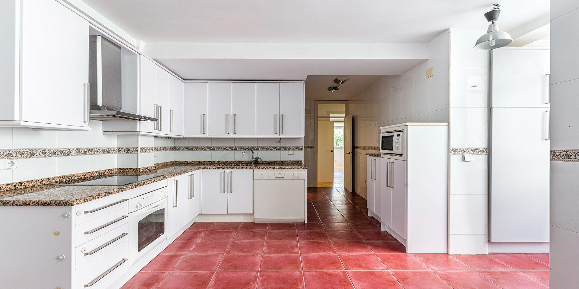 Piso muy luminoso, reformado, exterior, con 4 hab y 2 baños en Av. Bruselas