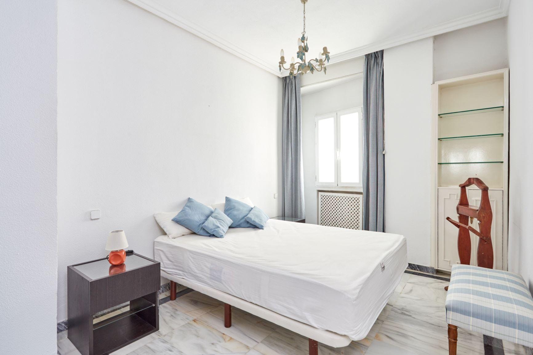 Piso muy luminoso, exterior, con vistas a El Viso, con 2 habitaciones, 1 baño y portero físico.