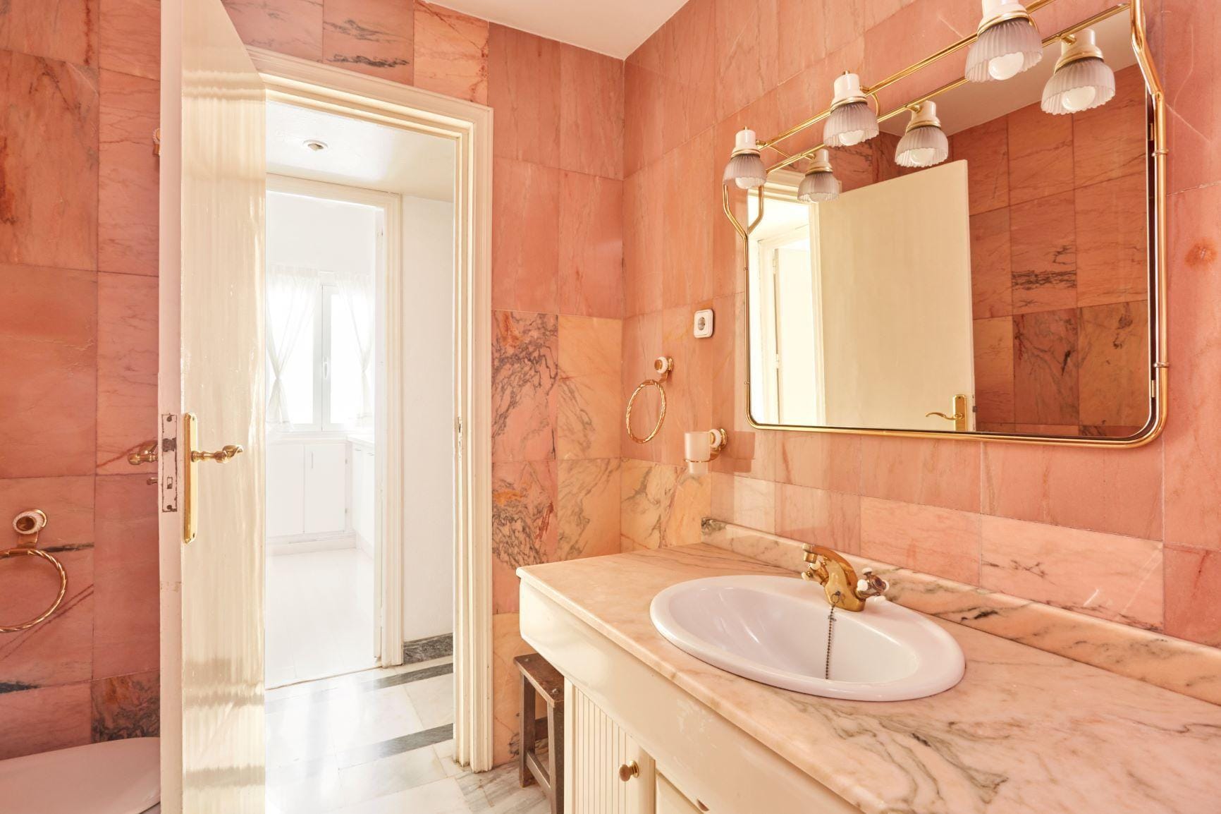 Piso muy luminoso, exterior, con vistas a El Viso, con 2 habitaciones, 1 baño y portero físico.