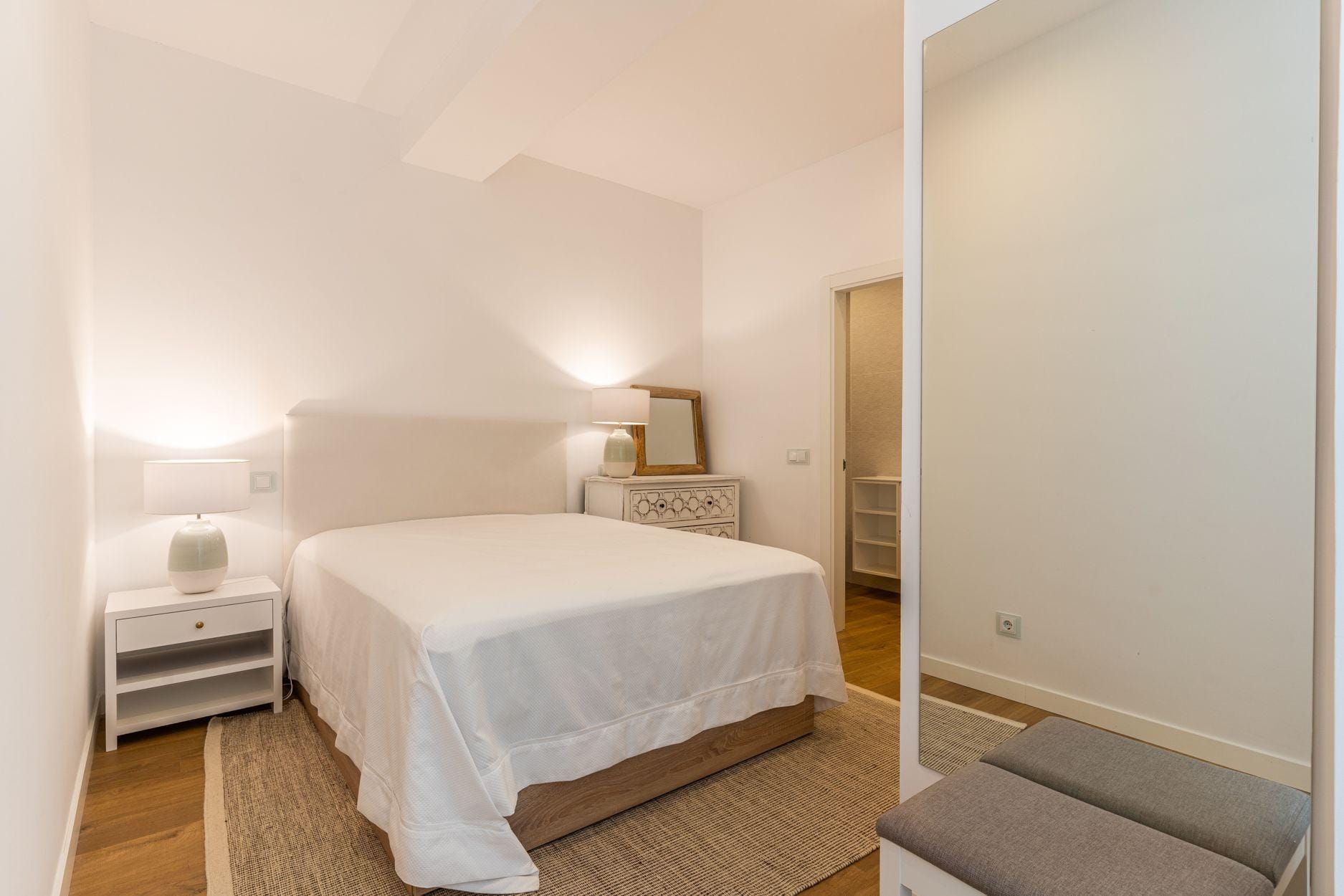 Piso amueblado de 2 dormitorios y 2 baños en Moncloa-Argüelles