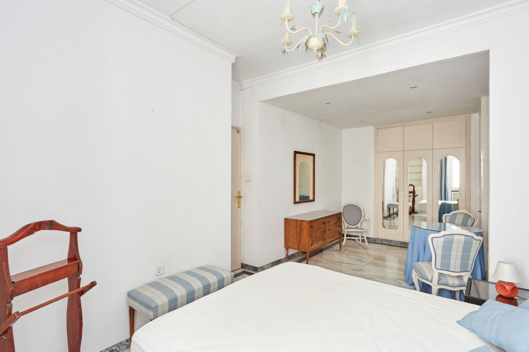 Piso muy luminoso, exterior, con vistas a El Viso, con 2 habitaciones, 1 baño y portero físico.