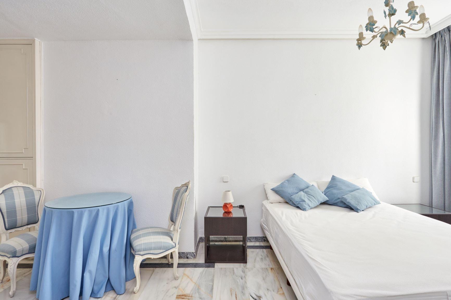 Piso muy luminoso, exterior, con vistas a El Viso, con 2 habitaciones, 1 baño y portero físico.