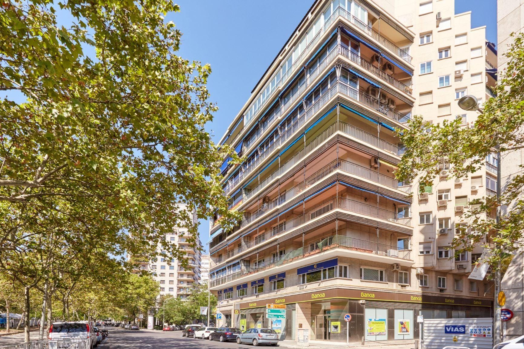 Piso muy luminoso, exterior, con vistas a El Viso, con 2 habitaciones, 1 baño y portero físico.