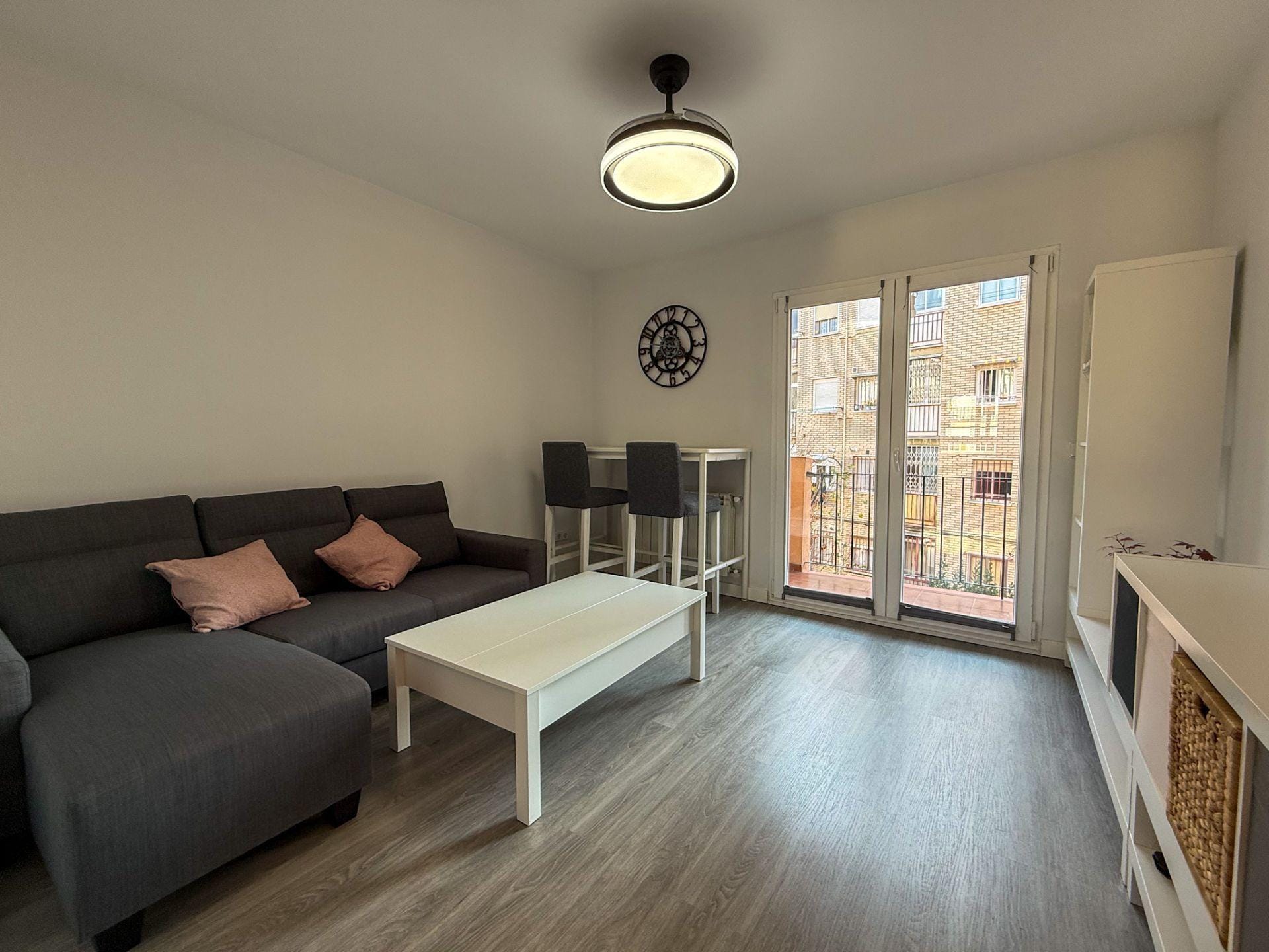 Tu “home office” con terraza: amueblado, muy luminoso y listo para entrar