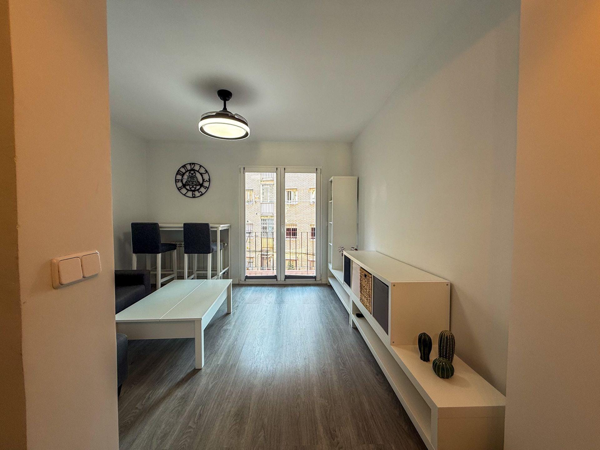 Tu “home office” con terraza: amueblado, muy luminoso y listo para entrar