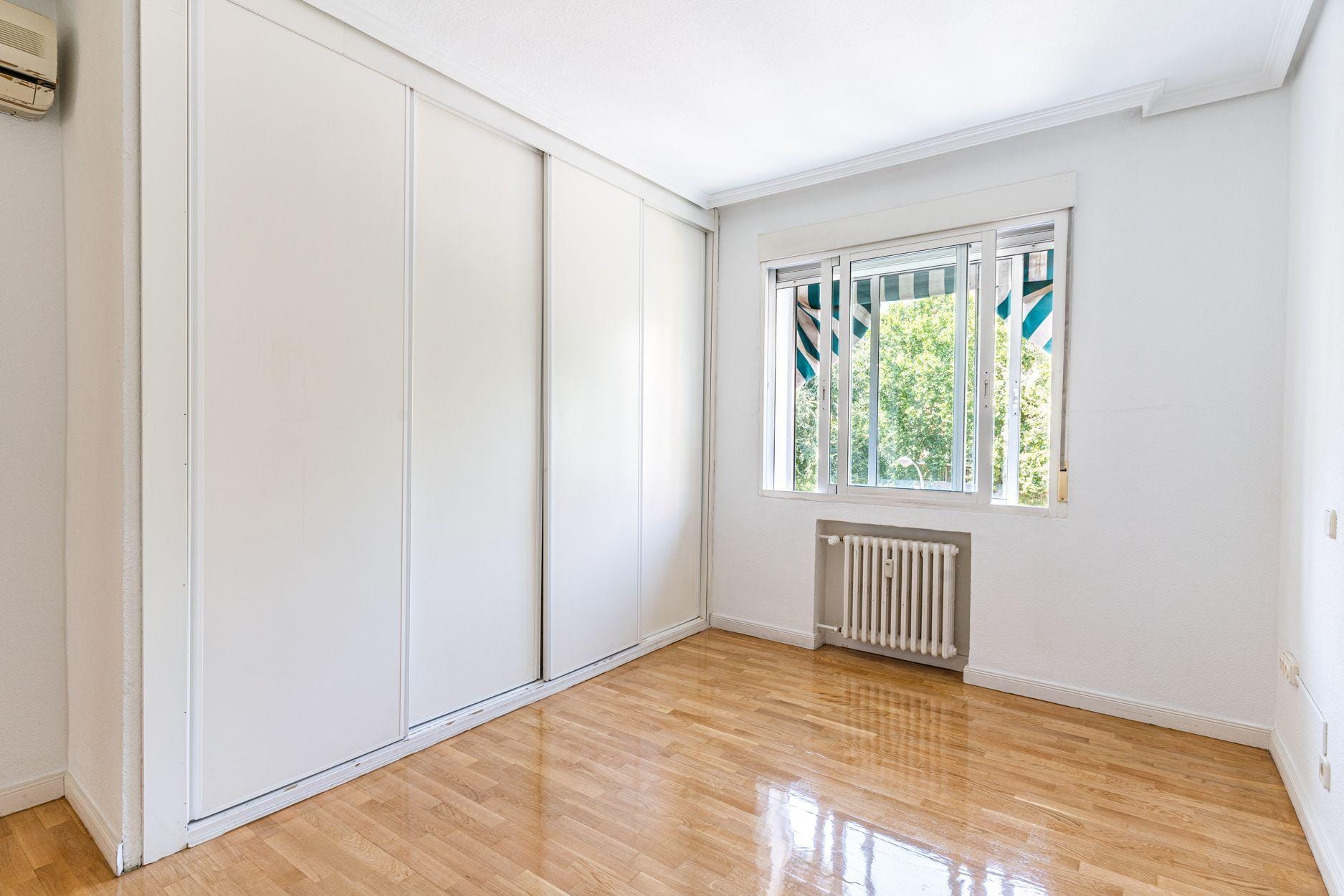 Piso muy luminoso, reformado, exterior, con 4 hab y 2 baños en Av. Bruselas