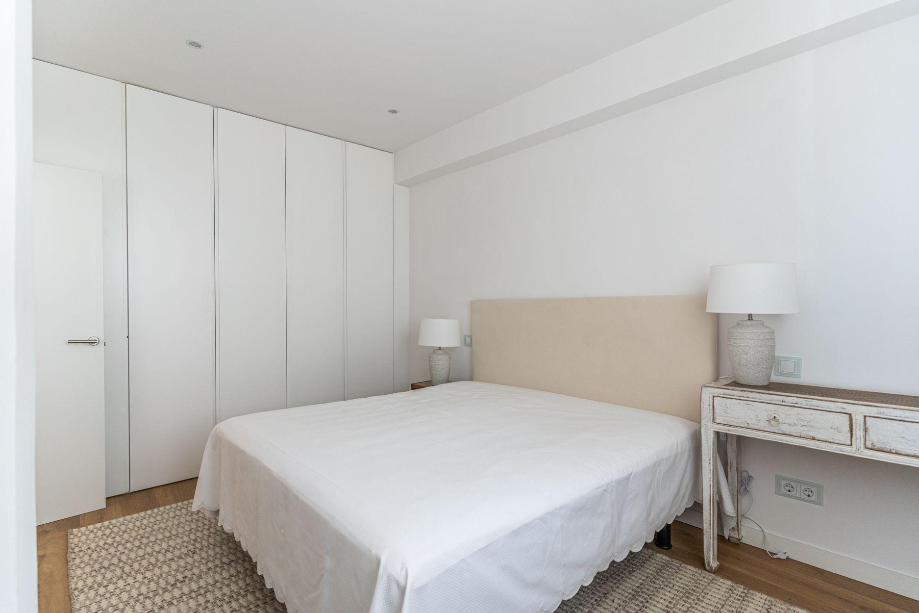 Piso amueblado de 2 dormitorios y 2 baños en Moncloa-Argüelles