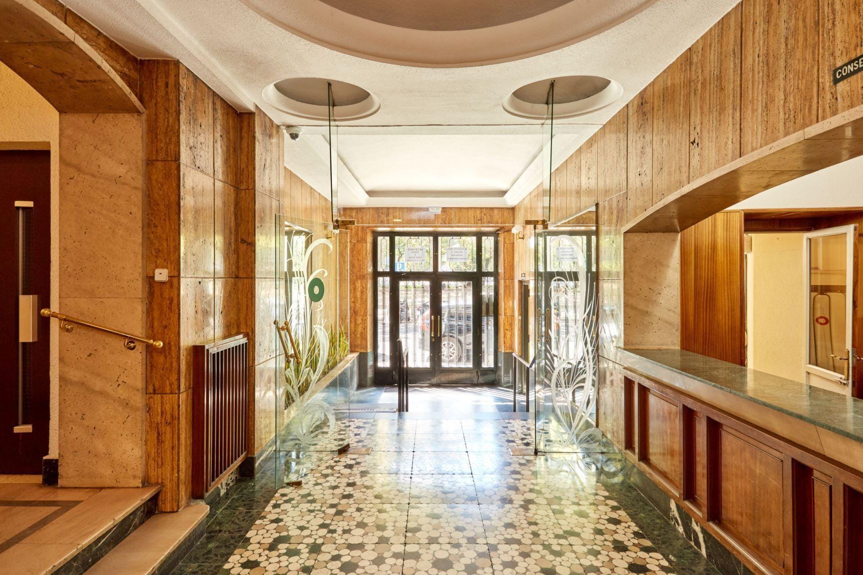 Piso muy luminoso, exterior, con vistas a El Viso, con 2 habitaciones, 1 baño y portero físico.
