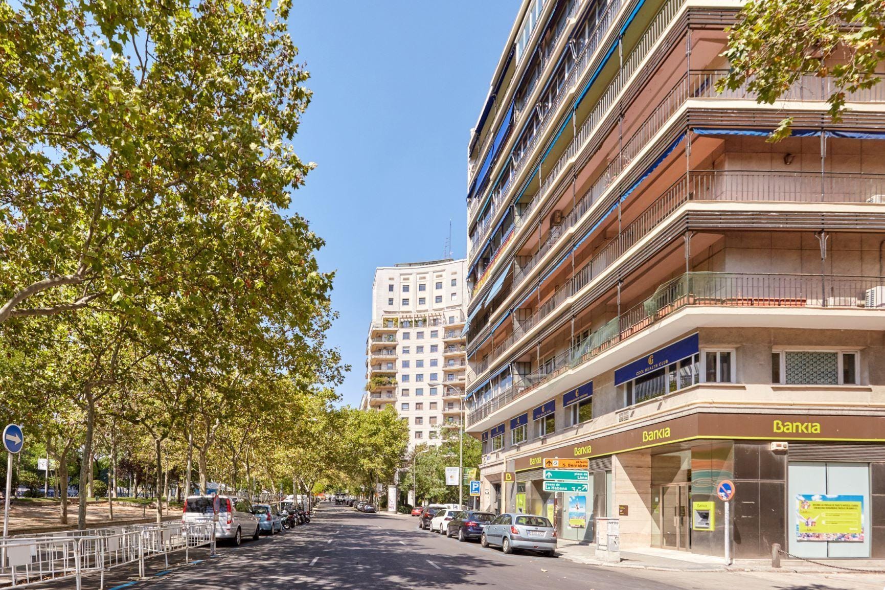 Piso muy luminoso, exterior, con vistas a El Viso, con 2 habitaciones, 1 baño y portero físico.