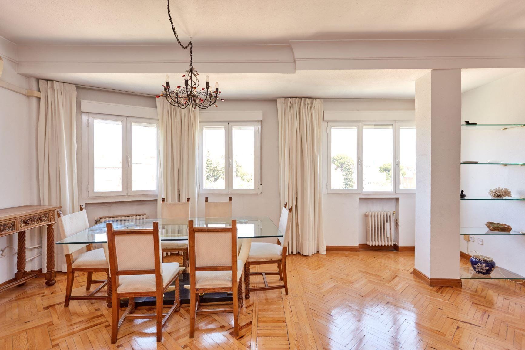 Piso muy luminoso, exterior, con vistas a El Viso, con 2 habitaciones, 1 baño y portero físico.