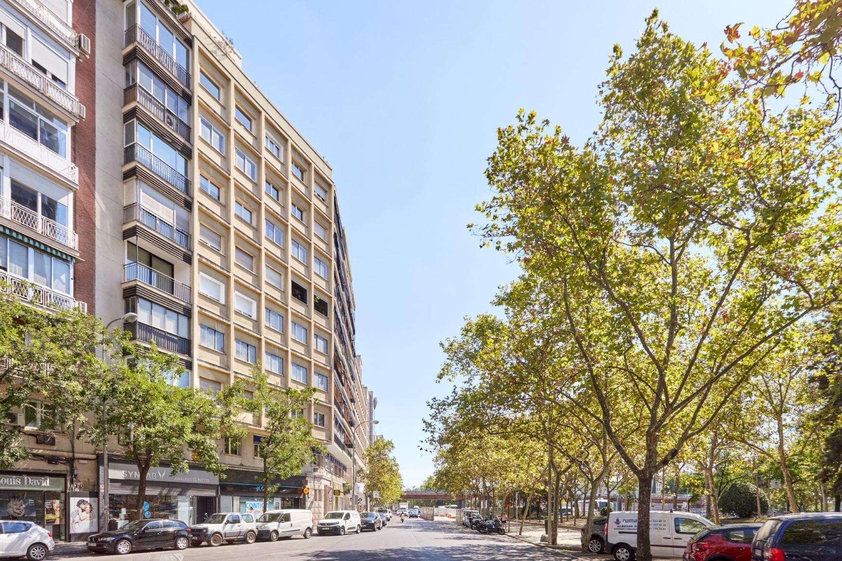 Piso muy luminoso, exterior, con vistas a El Viso, con 2 habitaciones, 1 baño y portero físico.