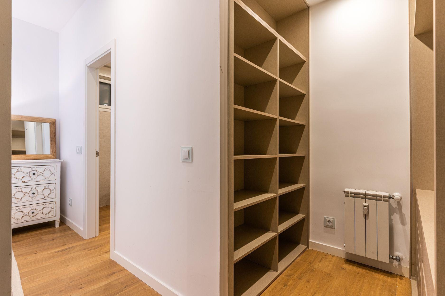 Piso amueblado de 2 dormitorios y 2 baños en Moncloa-Argüelles