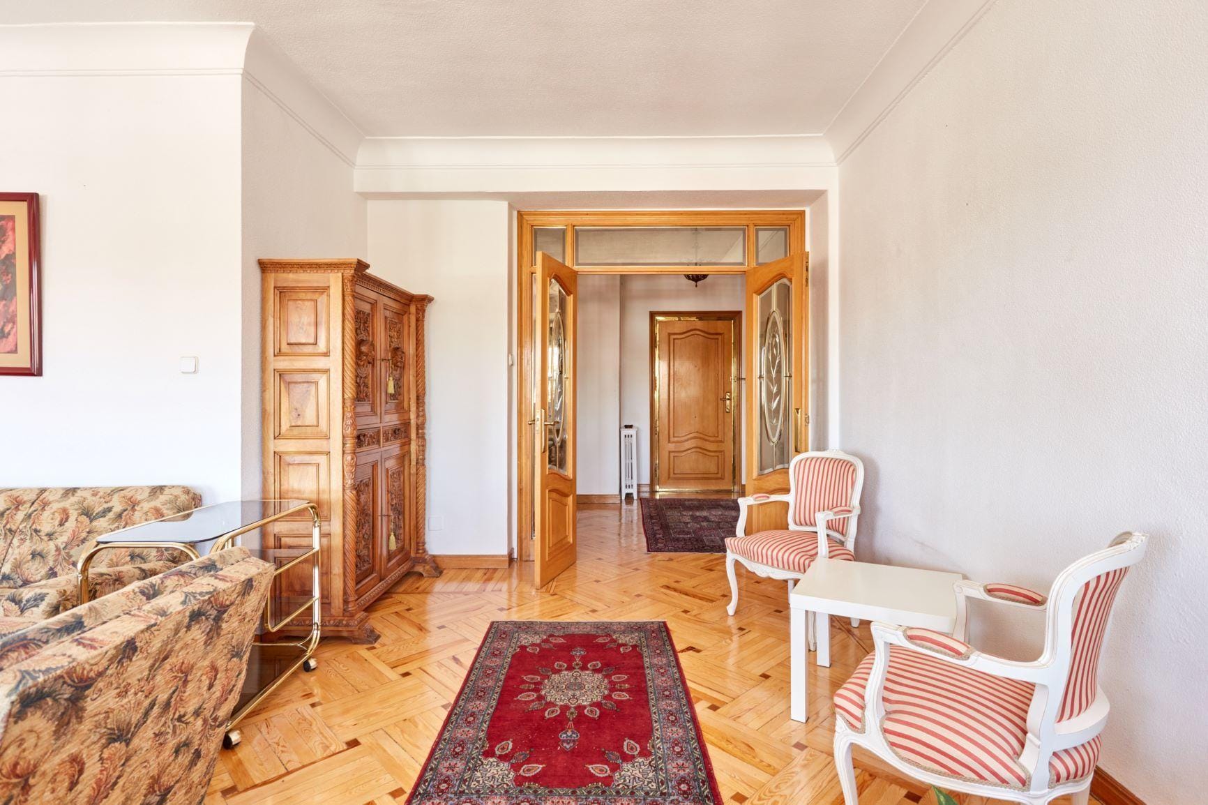 Piso muy luminoso, exterior, con vistas a El Viso, con 2 habitaciones, 1 baño y portero físico.