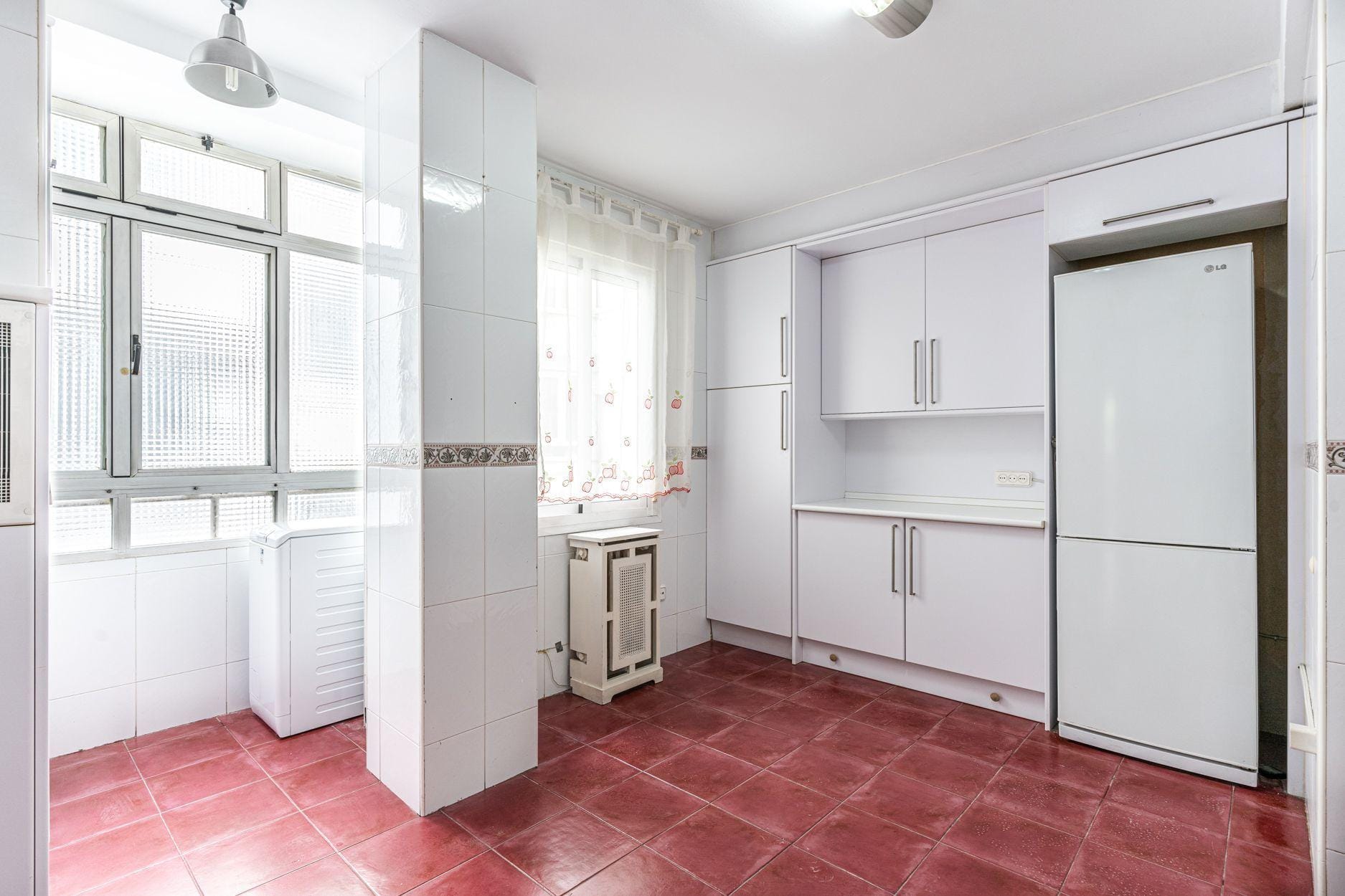 Piso muy luminoso, reformado, exterior, con 4 hab y 2 baños en Av. Bruselas