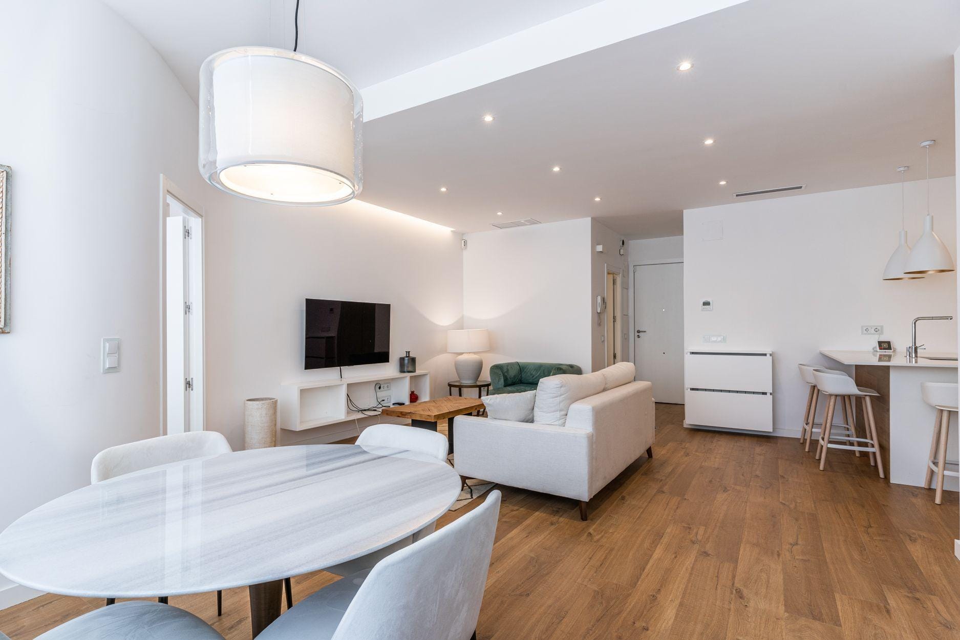 Piso amueblado de 2 dormitorios y 2 baños en Moncloa-Argüelles