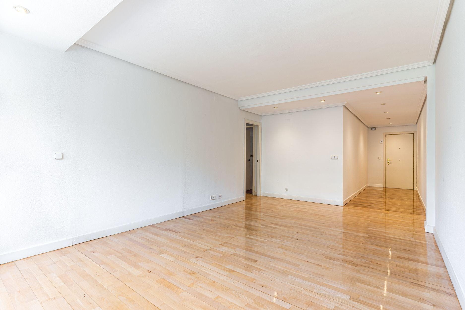 Piso muy luminoso, reformado, exterior, con 4 hab y 2 baños en Av. Bruselas