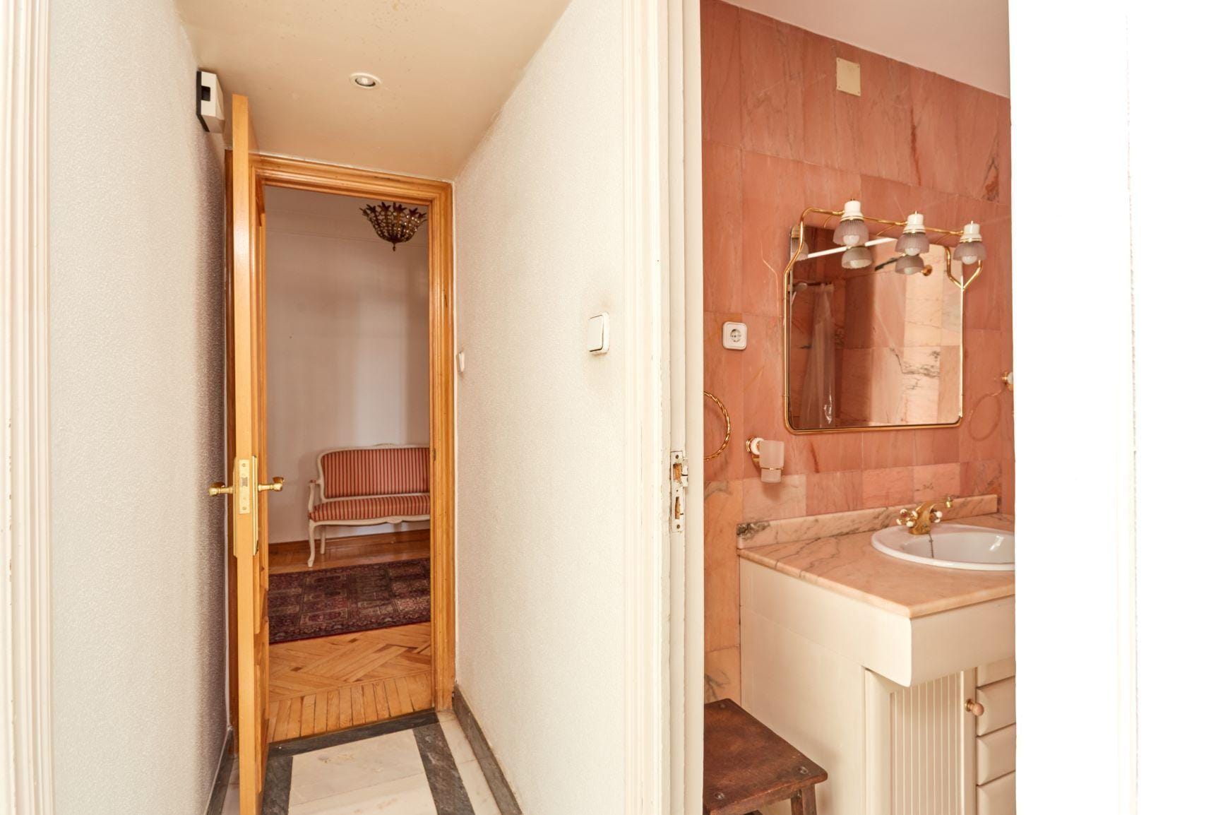 Piso muy luminoso, exterior, con vistas a El Viso, con 2 habitaciones, 1 baño y portero físico.